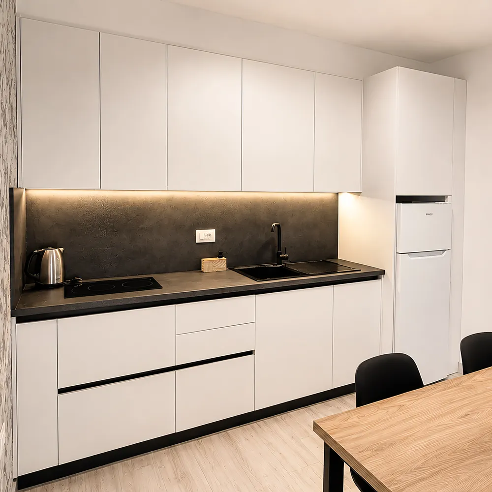 Moderní plně vybavená kuchyň v apartmánu s jídelním stolem